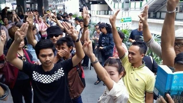 Thai protesters using Mockingjay salute.  Photo by Konbini