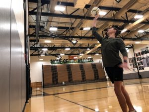 Junior Keaton Knuth plays volleyball in PE. PE classes are trying to establish healthy routines now that students can also take to college. Playing sports, as many classes do, are a good activity for friends to stay healthy.